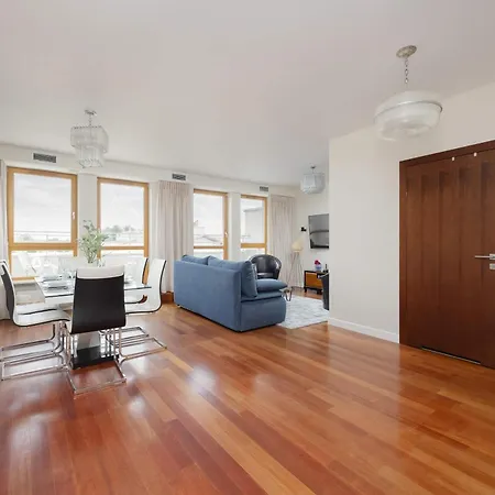 Stylish & Spacious Family With Panorama View By Renters Warszawa