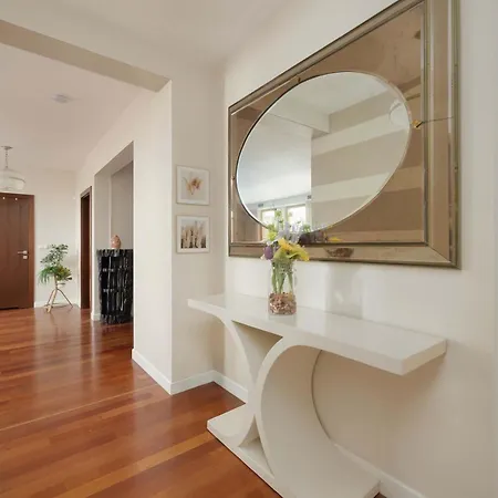 Stylish & Spacious Family With Panorama View By Renters * ワルシャワ