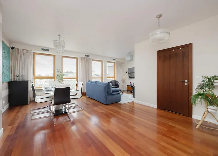 Stylish & Spacious Family With Panorama View By Renters Warschau